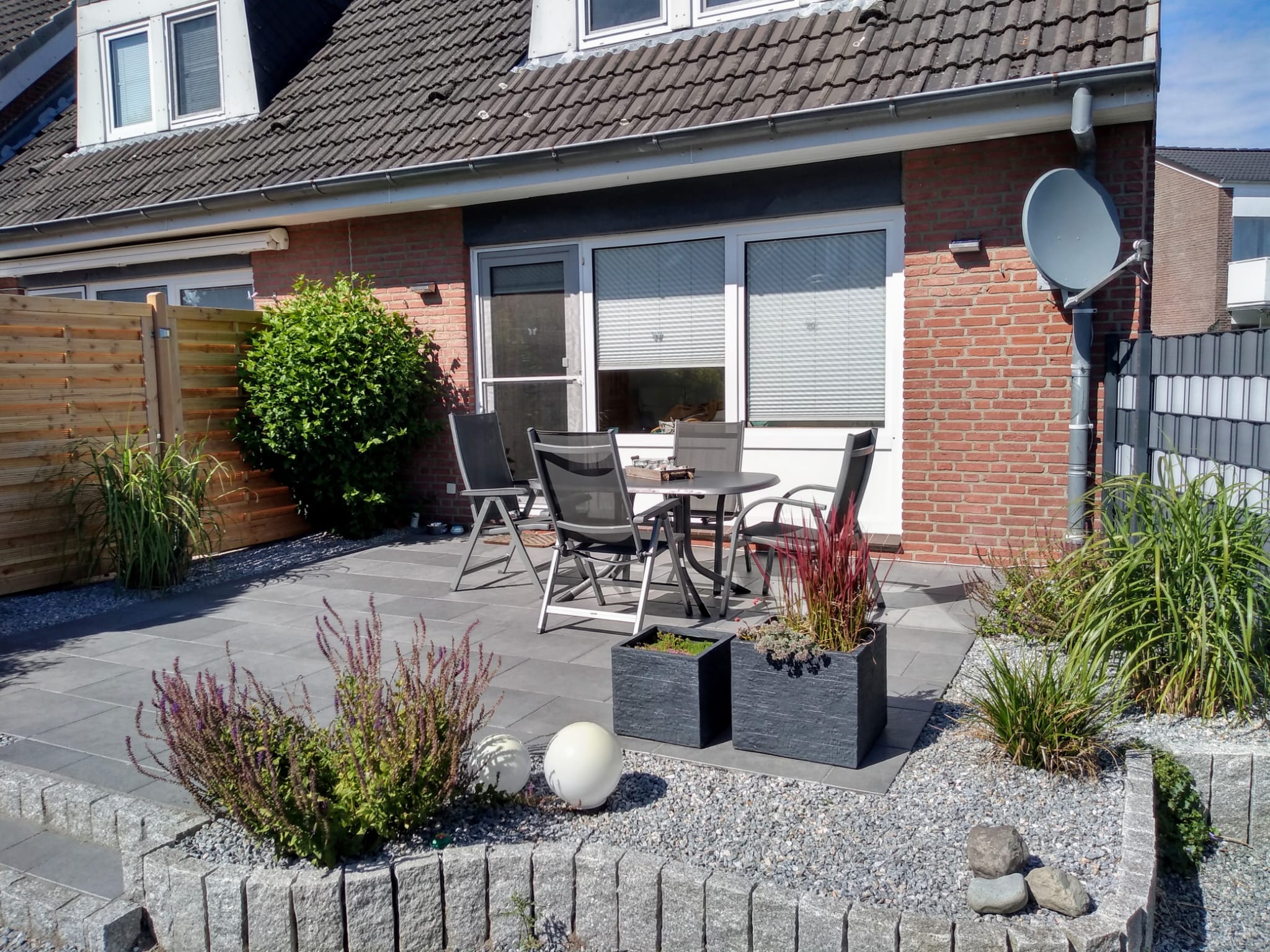 Sonnige Terrasse und Garten