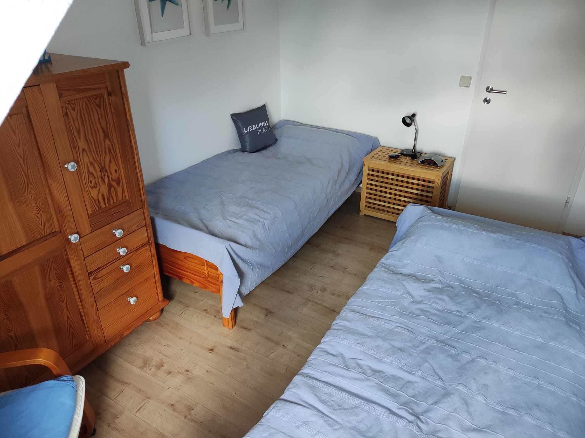 Schlafzimmer mit zwei Einzelbetten