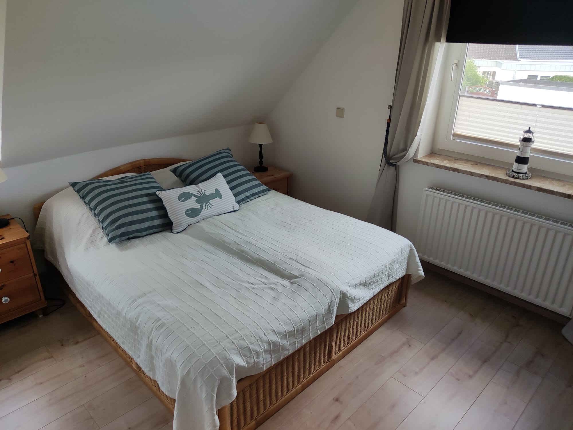 Schlafzimmer mit Doppelbett im Küstenstil