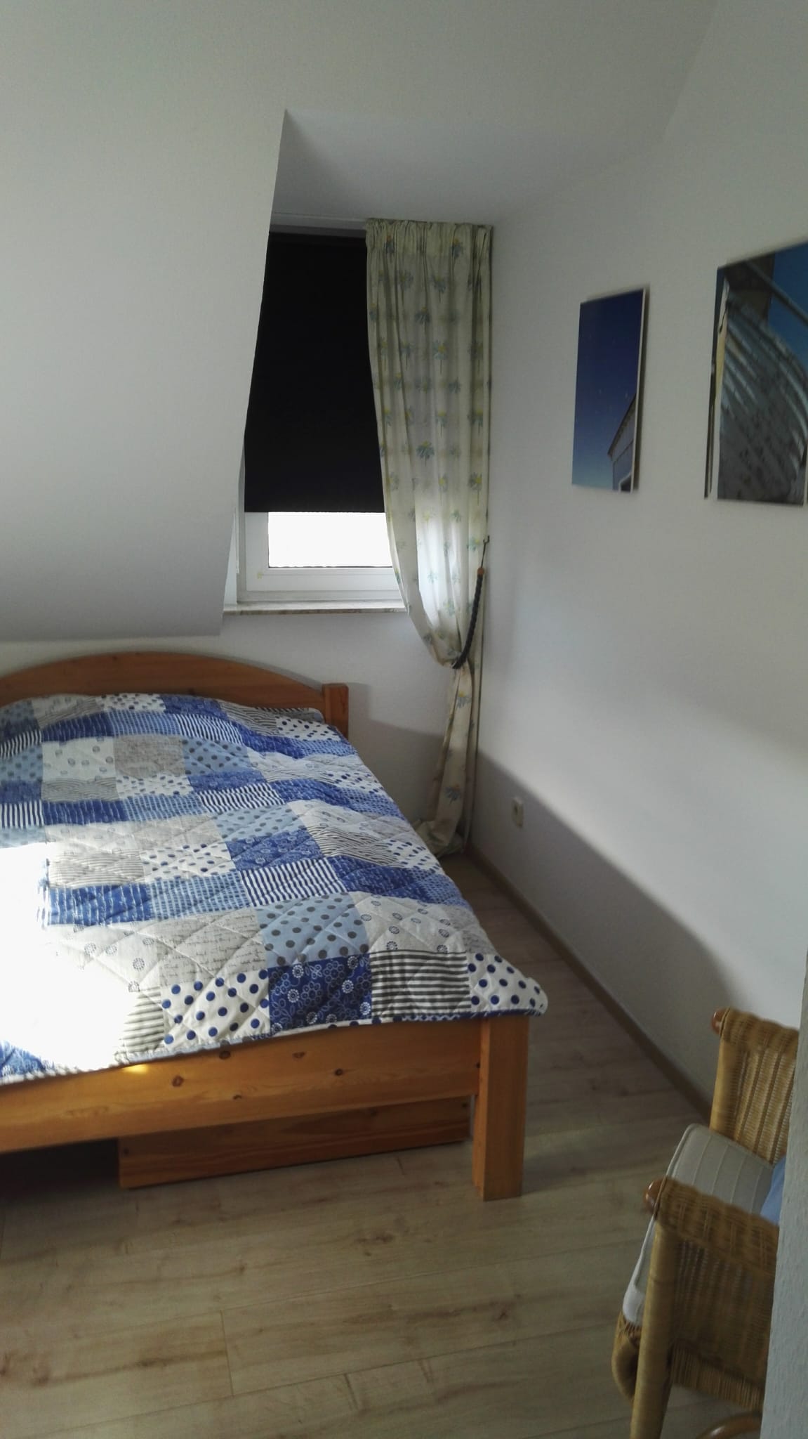 Schlafzimmer mit blauem Doppelbett